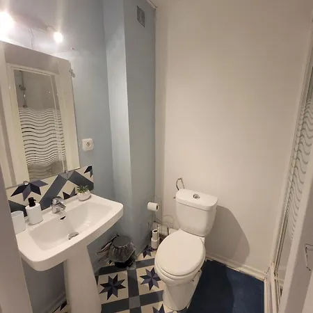 Lumineuse Avec Balcon - Cuisine Partagee & Salle De Bain Privee * Лурд