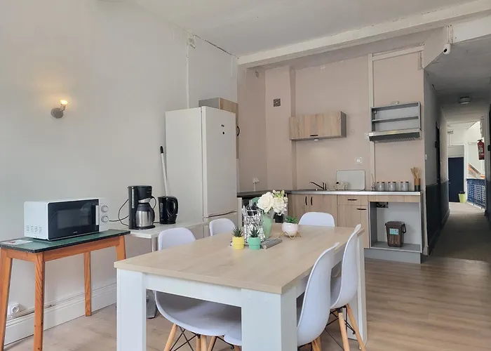 Apartment Lumineuse Avec Balcon - Cuisine Partagee & Salle De Bain Privative *